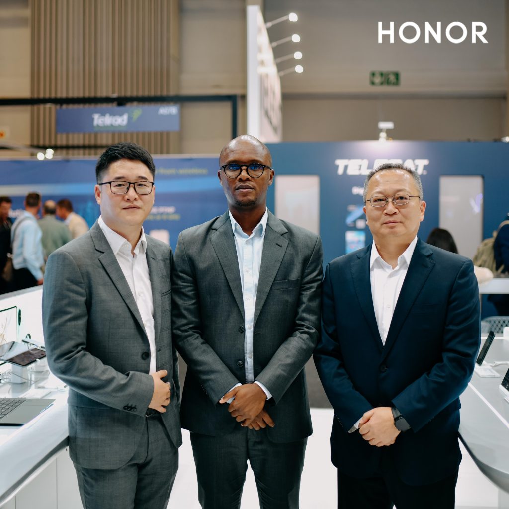 From Left: Fred Zhou, HONOR South Africa CEO, Minister of Communications and Digital Communications, Solly Malatsi and Daniel Wang, President of MEA, HONOR